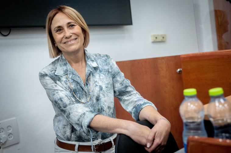 הדס קליין במהלך עדותה במשפט נתניהו