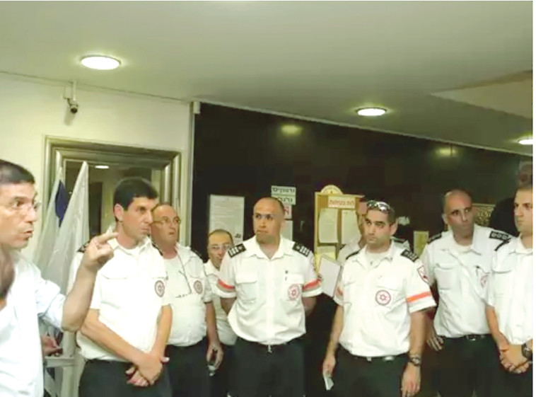 תדרוך צוות מד''א לפני יציאה לבורגס