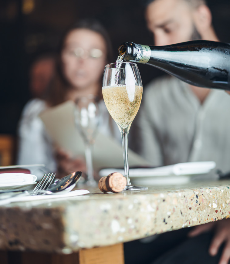 קצת שמפניה לא תזיק, יפו תל אביב