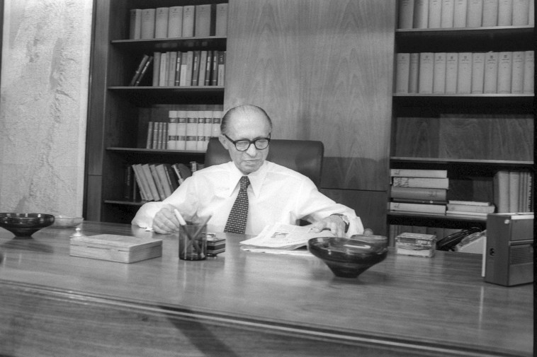 מנחם בגין רה''מ בלשכה