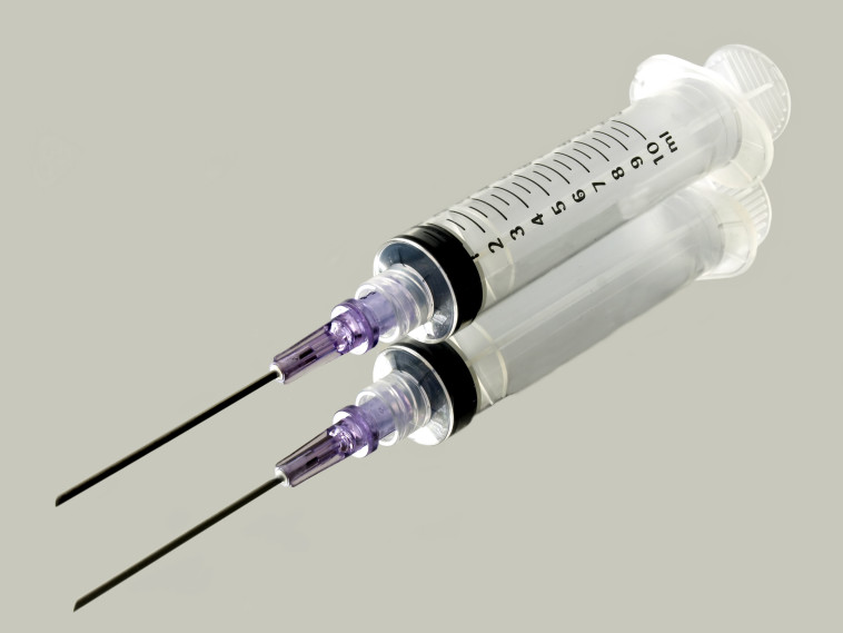 סירוס כימי באמצעות הזרקת חומר שמדכא את החשק המיני