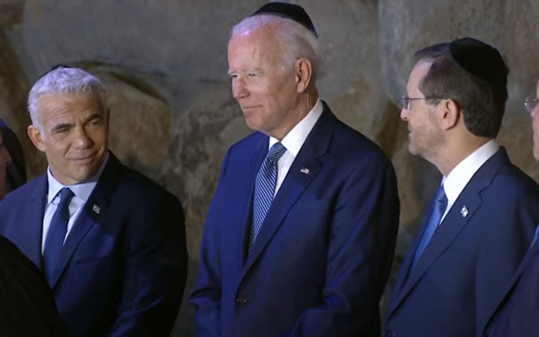 נשיא ארה''ב ג'ו ביידן, ראש הממשלה יאיר לפיד, נשיא המדינה יצחק הרצוג ביד ושם (צילום: חיים צח לע''מ)