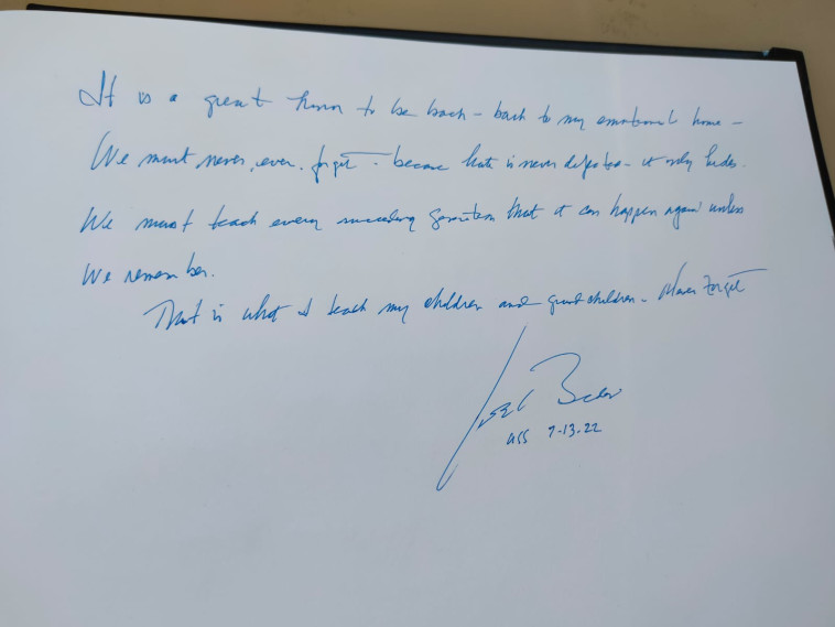 ג'ו ביידן חתם בספר הביקורים ביד ושם (צילום: יד ושם)