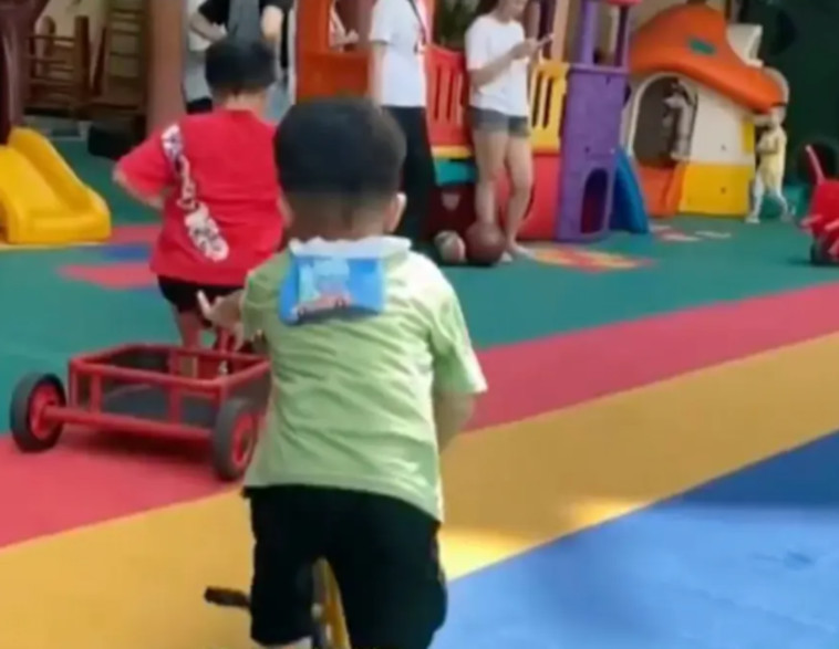 ''ילד תמים צריך להתמודד עם האכזריות של עולם המבוגרים. נוקב''