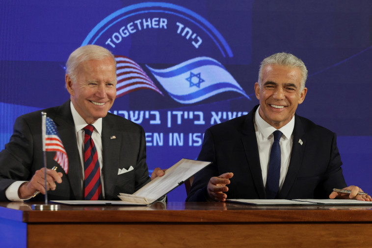 נשיא ארצות הברית ג'ו ביידן וראש הממשלה יאיר לפיד בחתימה על הצהרת ירושלים (צילום: רויטרס)