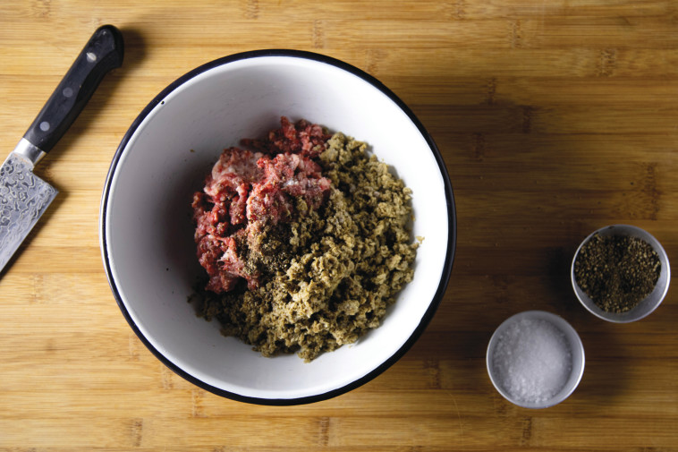 50% בשר ו-50% תפטירי פטריות