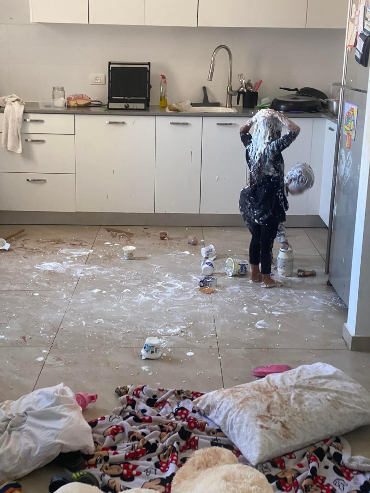 הכל היה מרוח במוצרי חלב, כולל הילדים