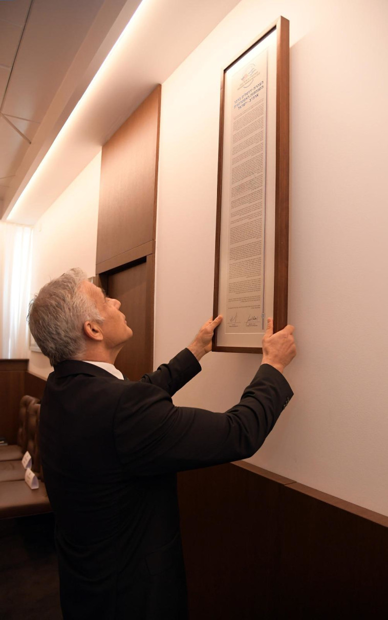 ראש הממשלה יאיר לפיד תולה את ''הצהרת ירושלים''