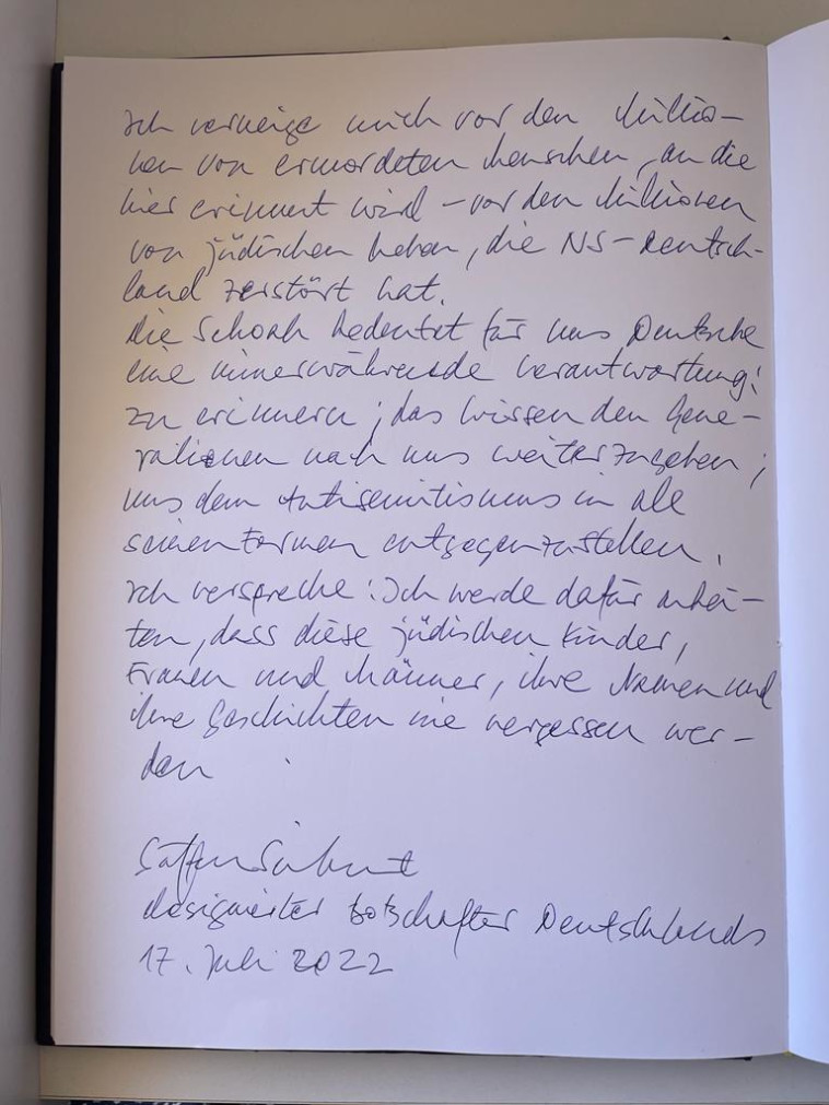 המכתב שהשאיר שגריר גרמניה שטפן זייברט ב''יד ושם'' (צילום: שגרירות גרמניה בישראל)