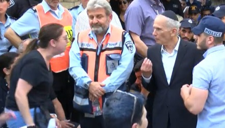 רעייתו של ברק משולם צועקת על השר עמר בר-לב