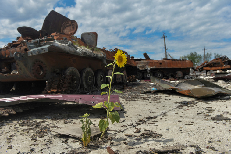 רכב רוסי שננטש במהלך הקרבות באזור חרקוב, אוקראינה (צילום: REUTERS/Sofiia Gatilova TPX IMAGES OF THE DAY/File Photo)