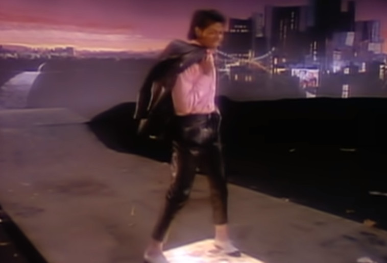 החליפה מהקליפ הוצעה למכירה בסכום עתק