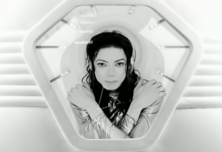 חולצה שנלבשה בקליפ ''Scream'' הוצעה גם היא למכירה