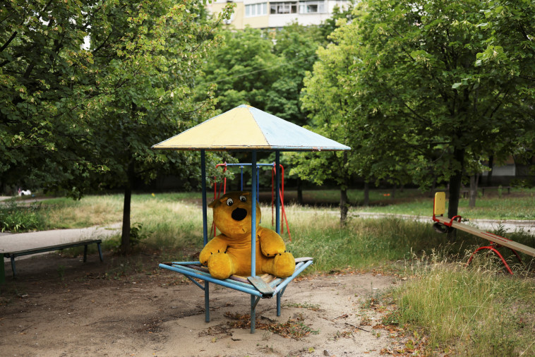 צעצוע בפארק נטוש שנהרס בתקיפה רוסית בעיר חרקוב, אוקראינה (צילום: REUTERS/Nacho Doce)