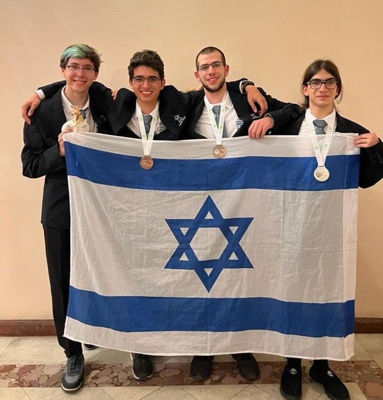 התלמידים הזוכים עם המדליות האולימפיות