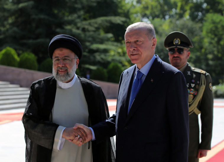 נשיא טורקיה ארדואן באיראן עם נשיא איראן ראיסי (צילום: רויטרס)