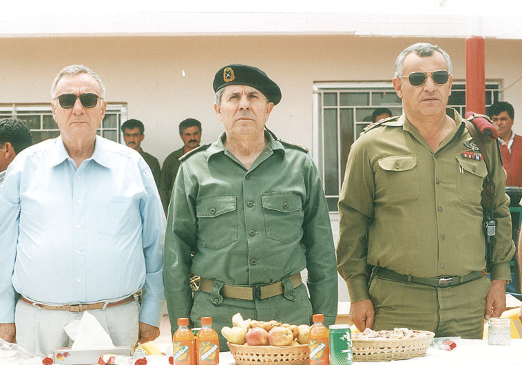 איציק מרדכי עם ג'נרל אנטואן לאחד ואורי לוברני בבינת ג'בל שבלבנון (צילום: חיים אזולאי)