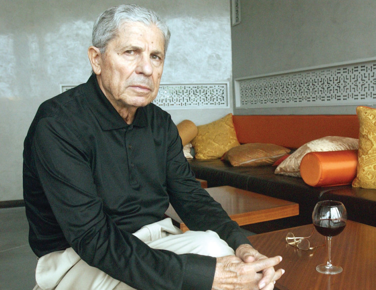 אנטואן לאחד במסעדה שלו ביבליס