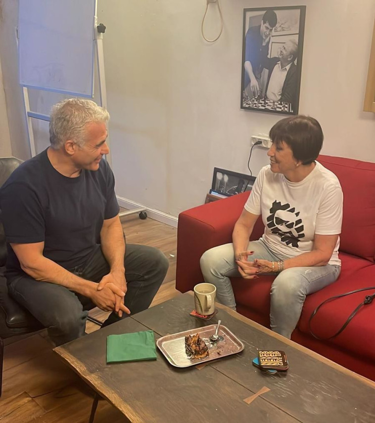 זהבה גלאון ויאיר לפיד במהלך פגישתם