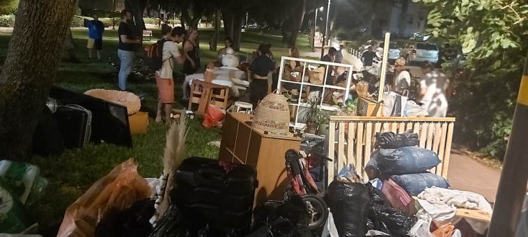 תכולת הדירות על הדשא, סמוך לבניין. 90 אלף ספרים, חלקם נדירים, ייקברו תחת ההריסות