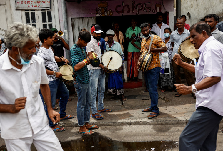 תומכיו של הנשיא החדש חוגגים לאחר זכייתו, בבירה קולומבו 