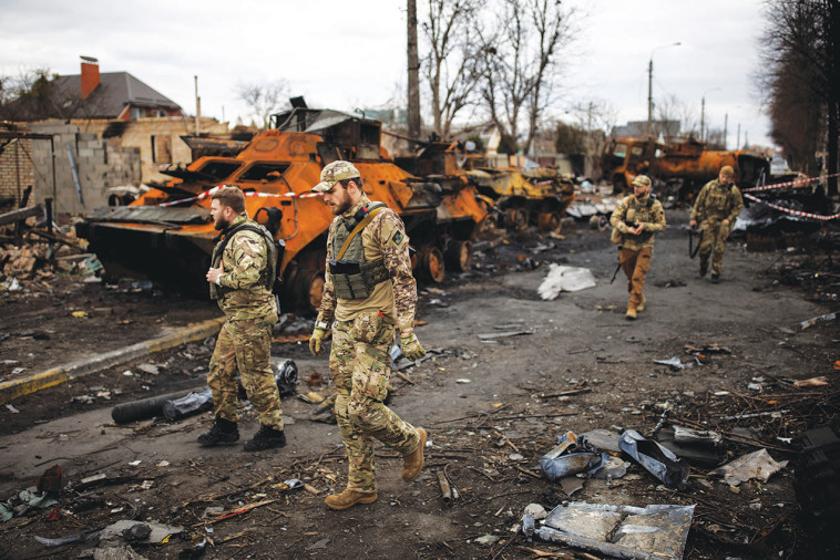 The war in Ukraine, Ukrainian soldiers walking next to a Russian tank (Photo: Reuters)