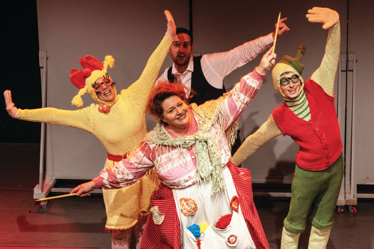 ההצגה סבתא סורגת