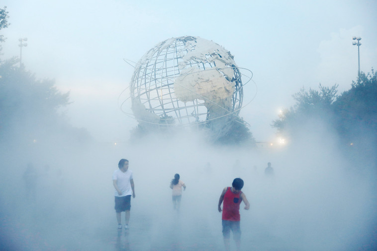 אנשים מתקררים בניו יורק מגל החום (צילום: רויטרס)