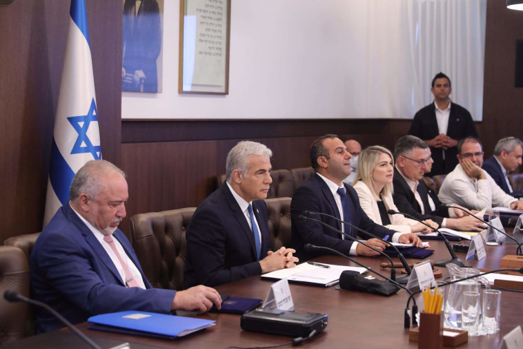 יאיר לפיד בישיבת הממשלה