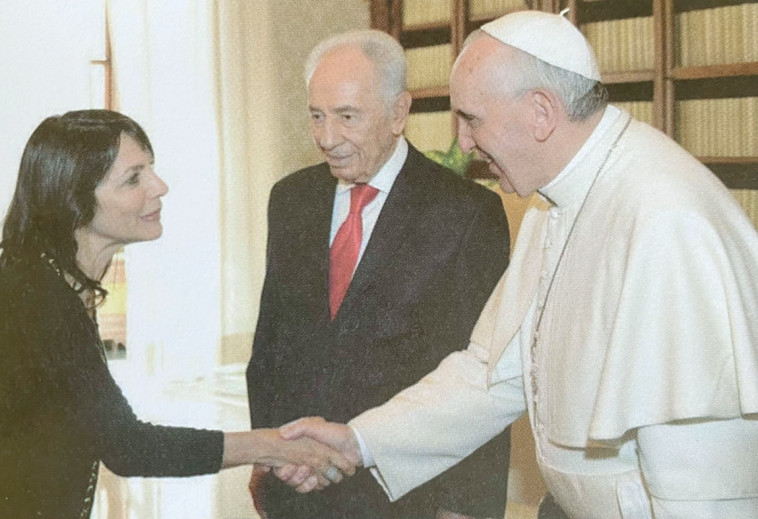 יונה ברטל עם שמעון פרס והאפיפיור (צילום: לע''מ)
