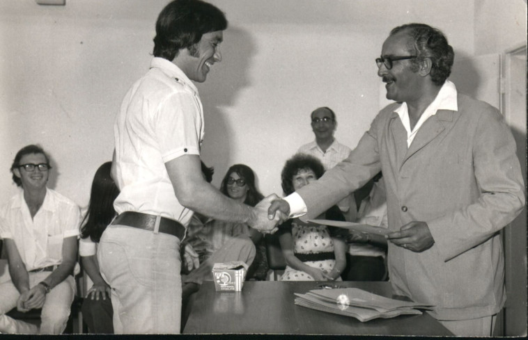 מנחם פרי מסיים קורס קריינות