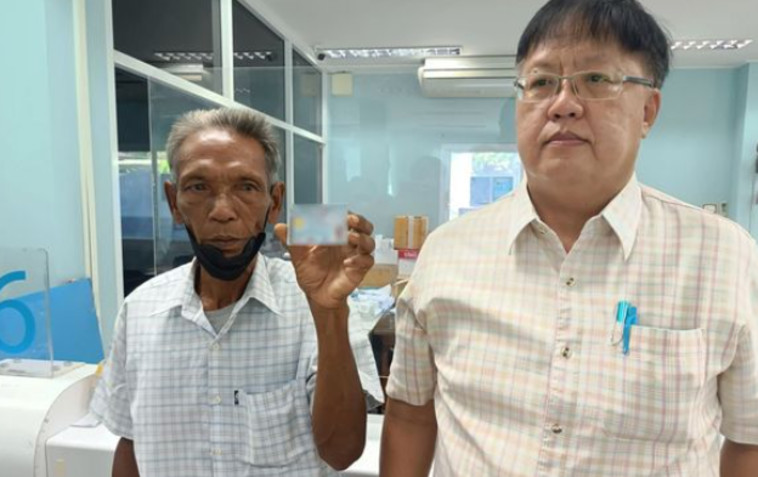 כעבור תשע שנים, הוא קיבל תעודת זהות חדשה ואת כל התנאים הסוציאליים המגיעים לו כאדם חי