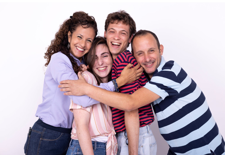 איתי שגב ואלינור אהרון עם ילדיהם בהצגה - עמית נחושתן ויניב שביט