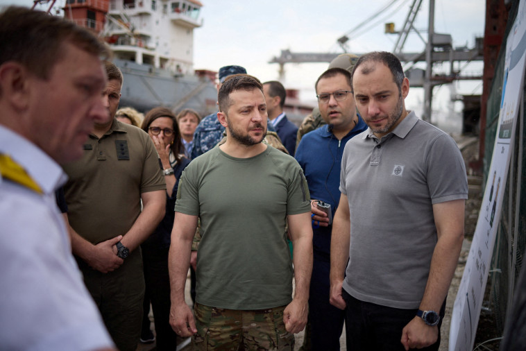 זלנסקי בנמל צ'ורנומורסק (צילום: Ukrainian Presidential Press Service/Handout via REUTERS)