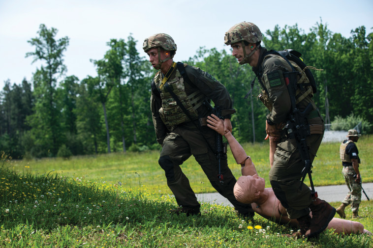 סוחבים בובה