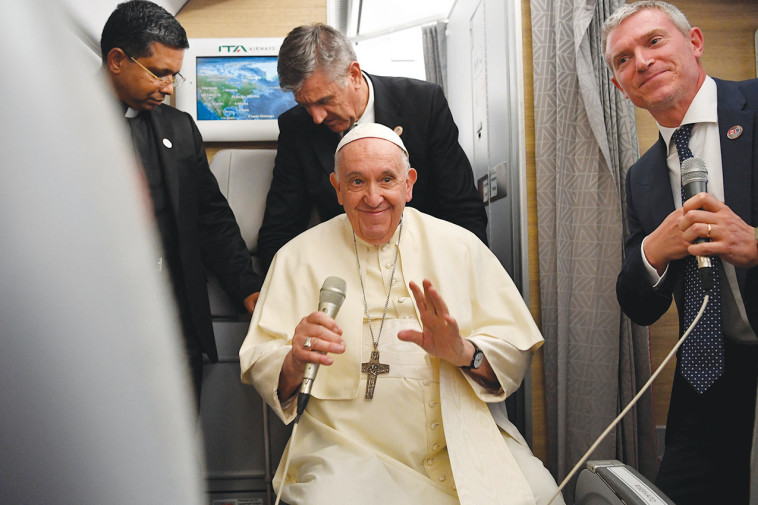 האפיפיור פרנציסקוס במסיבת העיתונאים