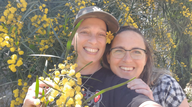 קרן (מימין) ואיילה (משמאל), מקימות ''גמאני בטבע''
