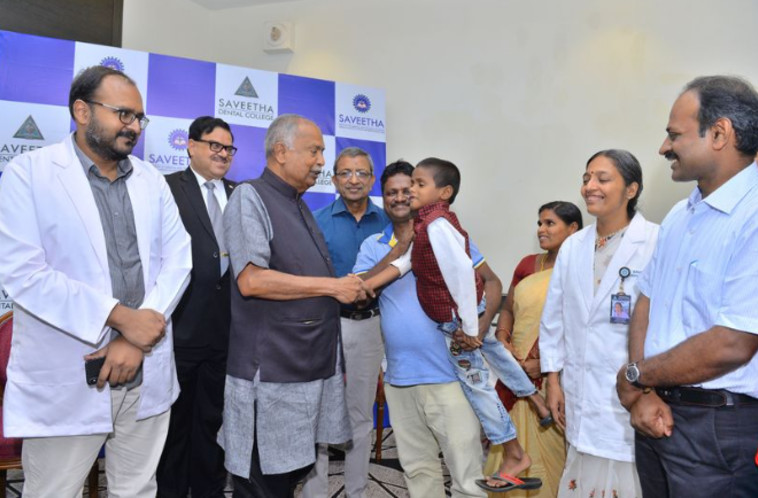 צוות הרופאים המסור, יחד עם ראבינדראן והוריו