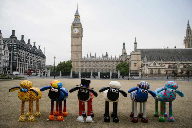 פסלים של שון כבשון בלונדון (צילום: AFP PHOTO/Leon Neal)