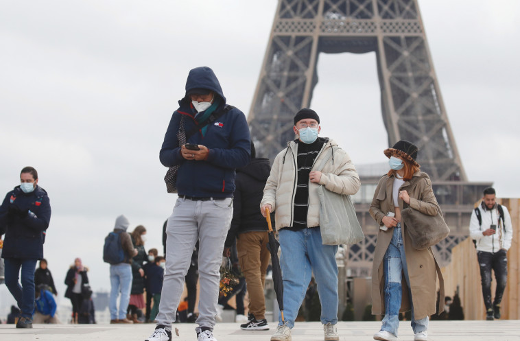 אנשים עם מסכות ברחובות פריז (צילום: רויטרס)