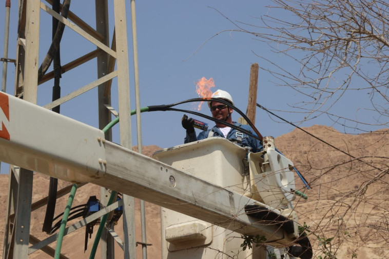 פועלים לחיבור החשמל