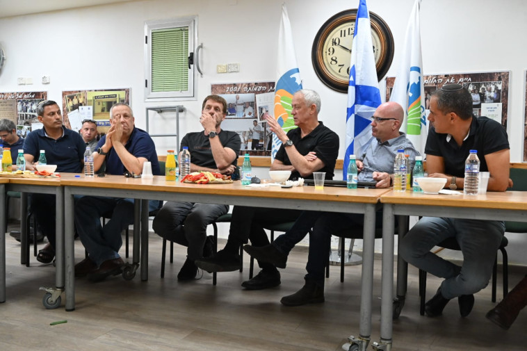 שר הביטחון בני גנץ במפגש עם ראשי רשויות בשער הנגב