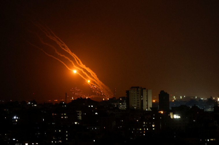 ירי רקטות מעזה (צילום: REUTERS/Mohammed Salem)