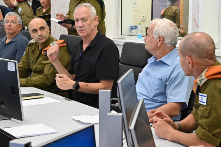 שר הביטחון בני גנץ בהערכת המצב