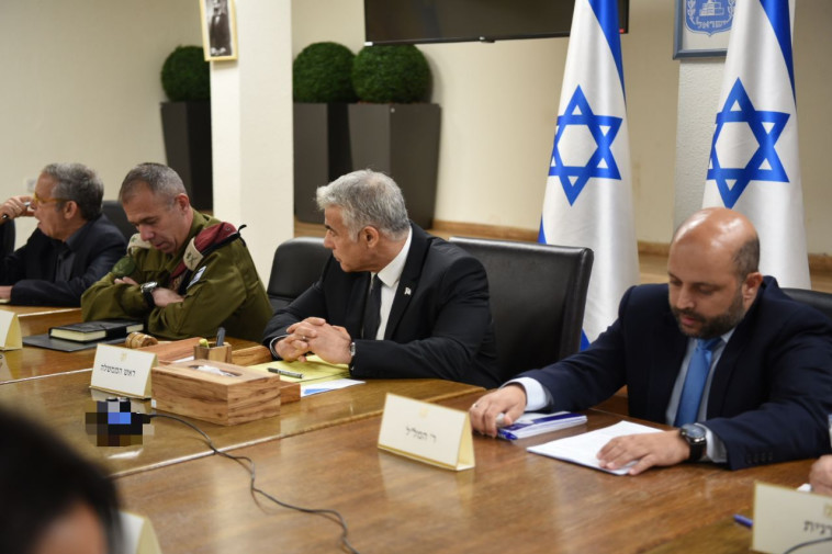 ראש הממשלה יאיר לפיד בהערכת מצב, בקריה בתל-אביב. (צילום: קובי אלקוצר, לע''מ)