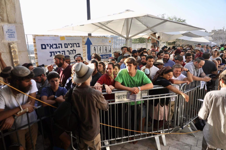 יהודים הבוקר נערכים לעלייה להר הבית