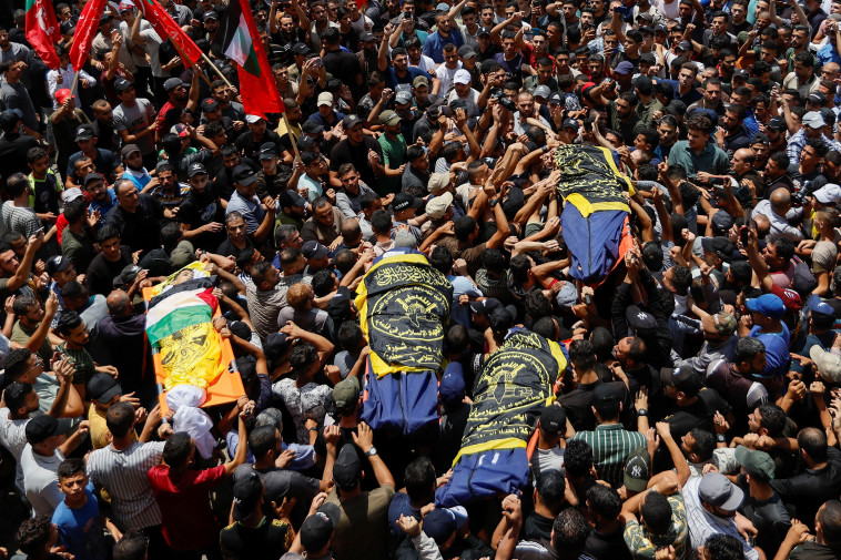 הלוויתו של חאלד מנסור (צילום: REUTERS/Ibraheem Abu Mustafa)
