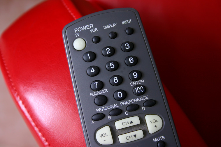 נגבו את השלט לפני שאתם משתמשים בו. לכו תדעו כמה ידיים נגעו בו