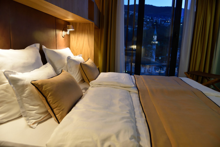 לא לשבת על כיסוי המיטה, פשוט להניח אותו בצד