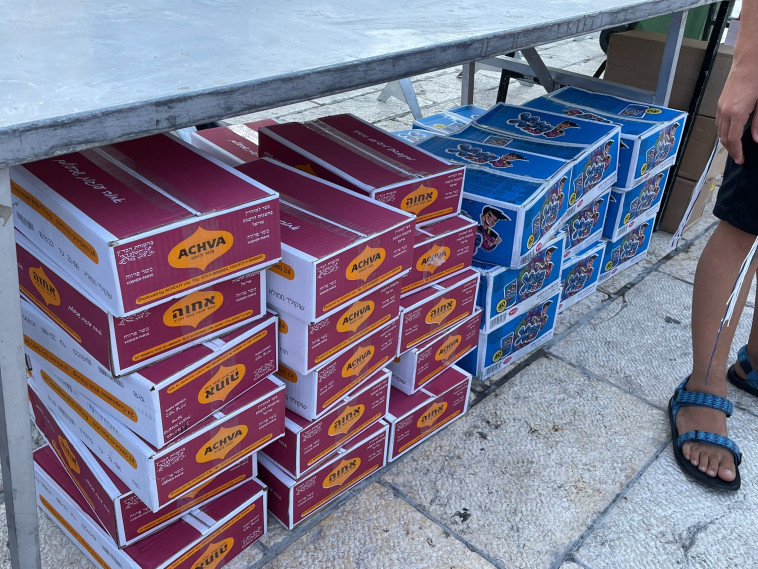 חלוקת אוכל עם סיום צום ט' באב בכותל המערבי